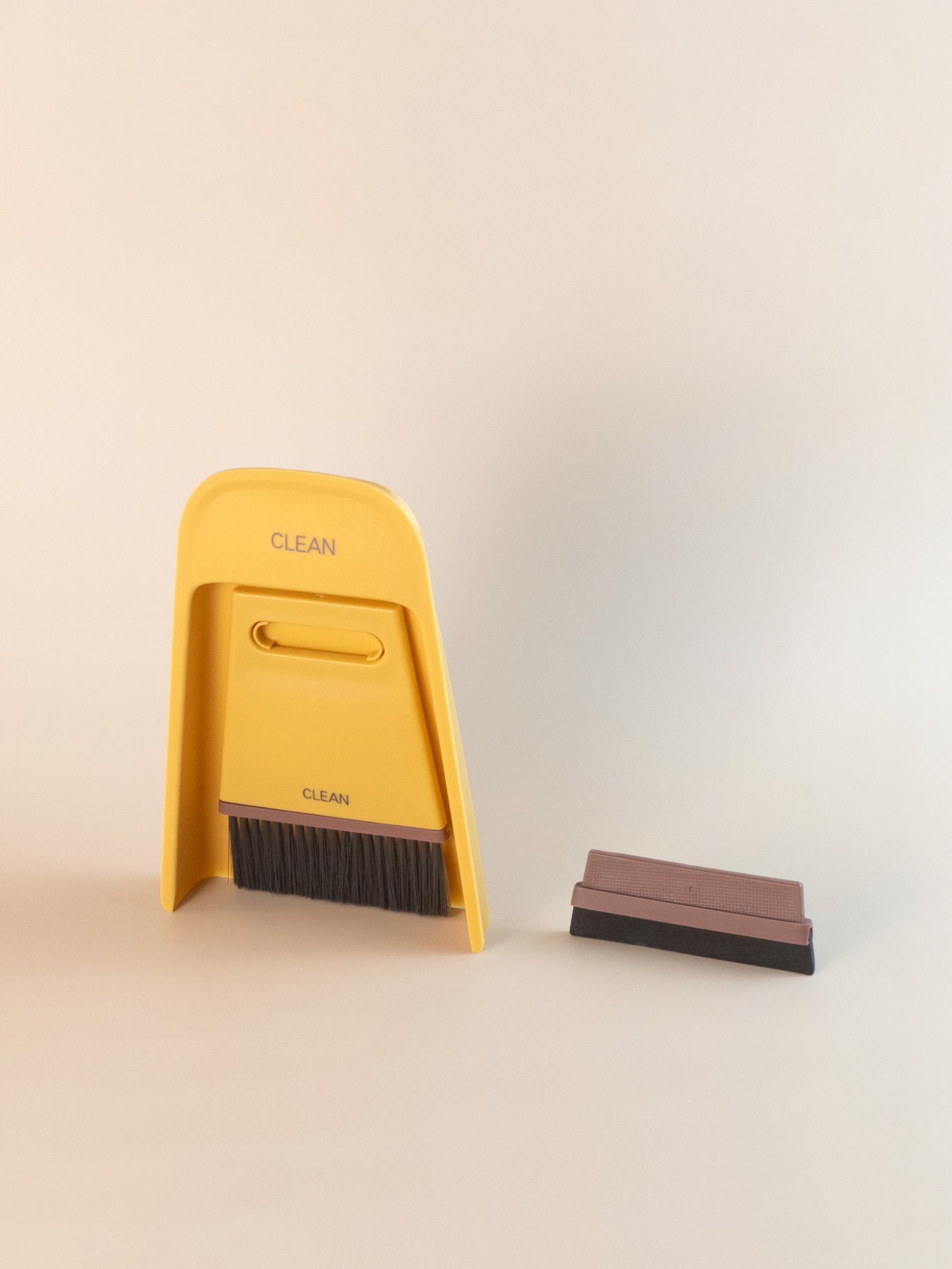 Yellow desktop cleaning brush set, lightweight and portable, perfect for cleaning keyboards and desktops.