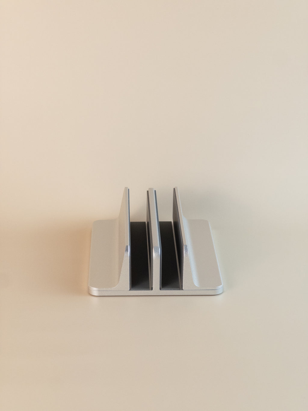 Metallic laptop vertical stand